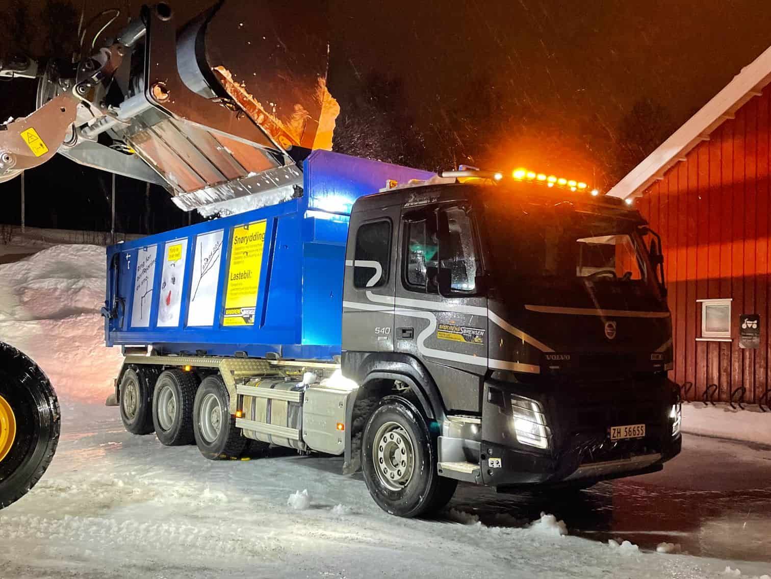 Lastebil frakter snø